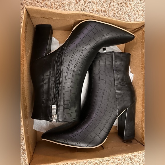 🥵 NEW! Snakeskin Print Booties​ - Picture 2 of 4